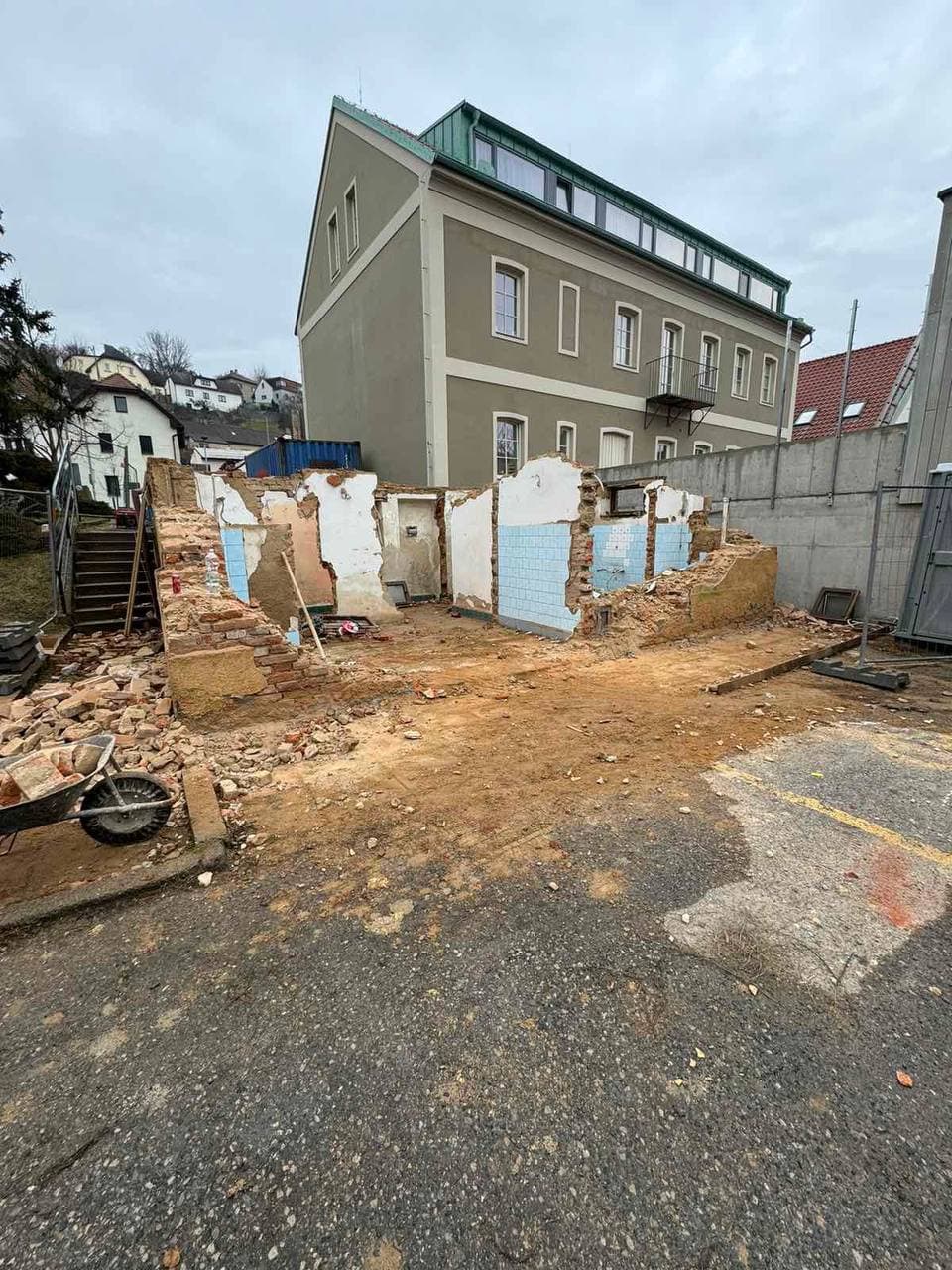Staveniště před realizací nového obchodního prostoru.