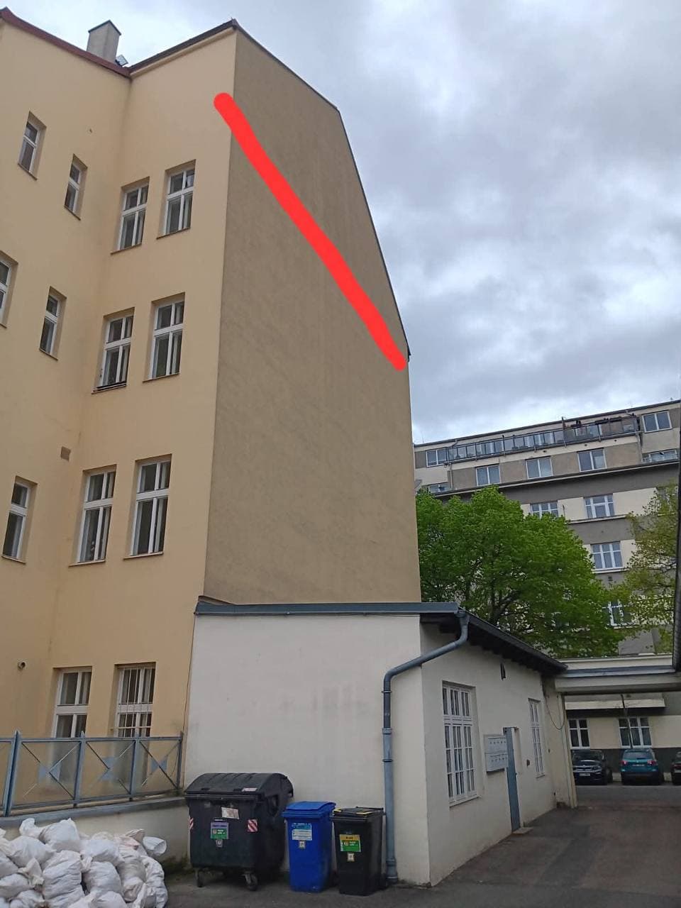 Štítová stěna domu před zahájením rekonstrukce.