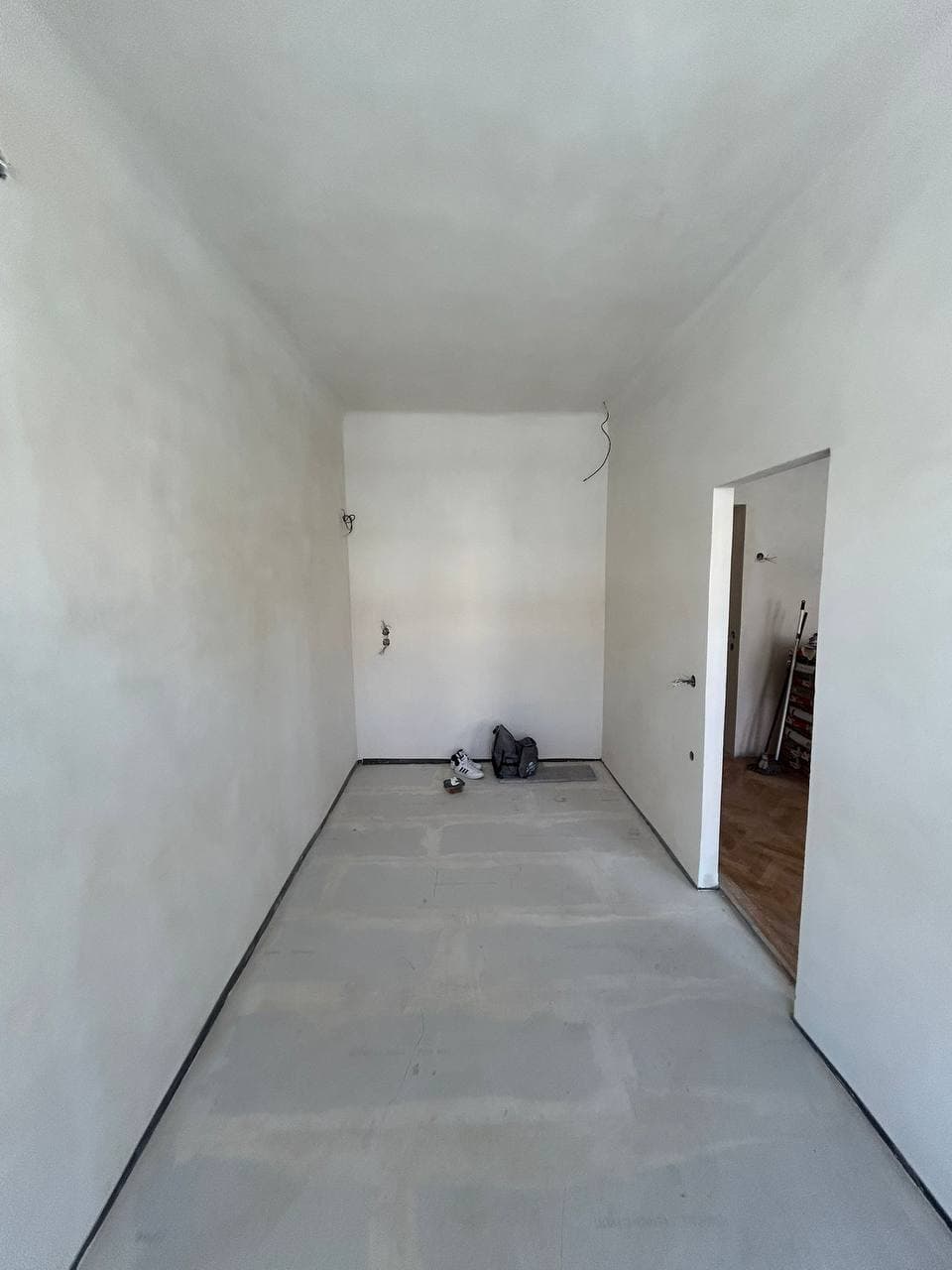 Připravený podklad pod novou podlahu v bytě.