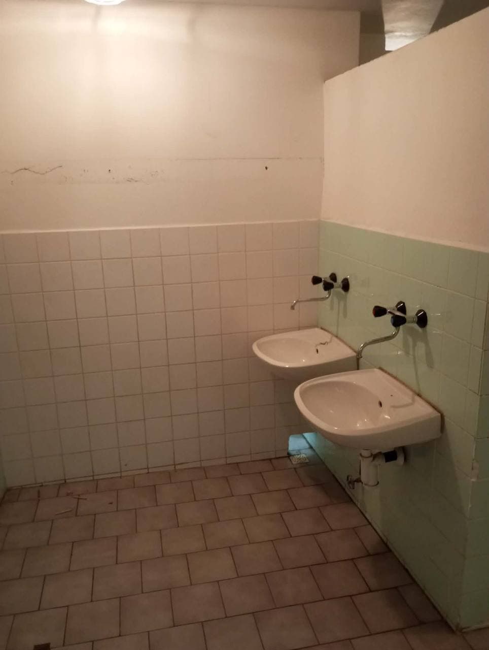 Původní umyvadla a obklady před rekonstrukcí.