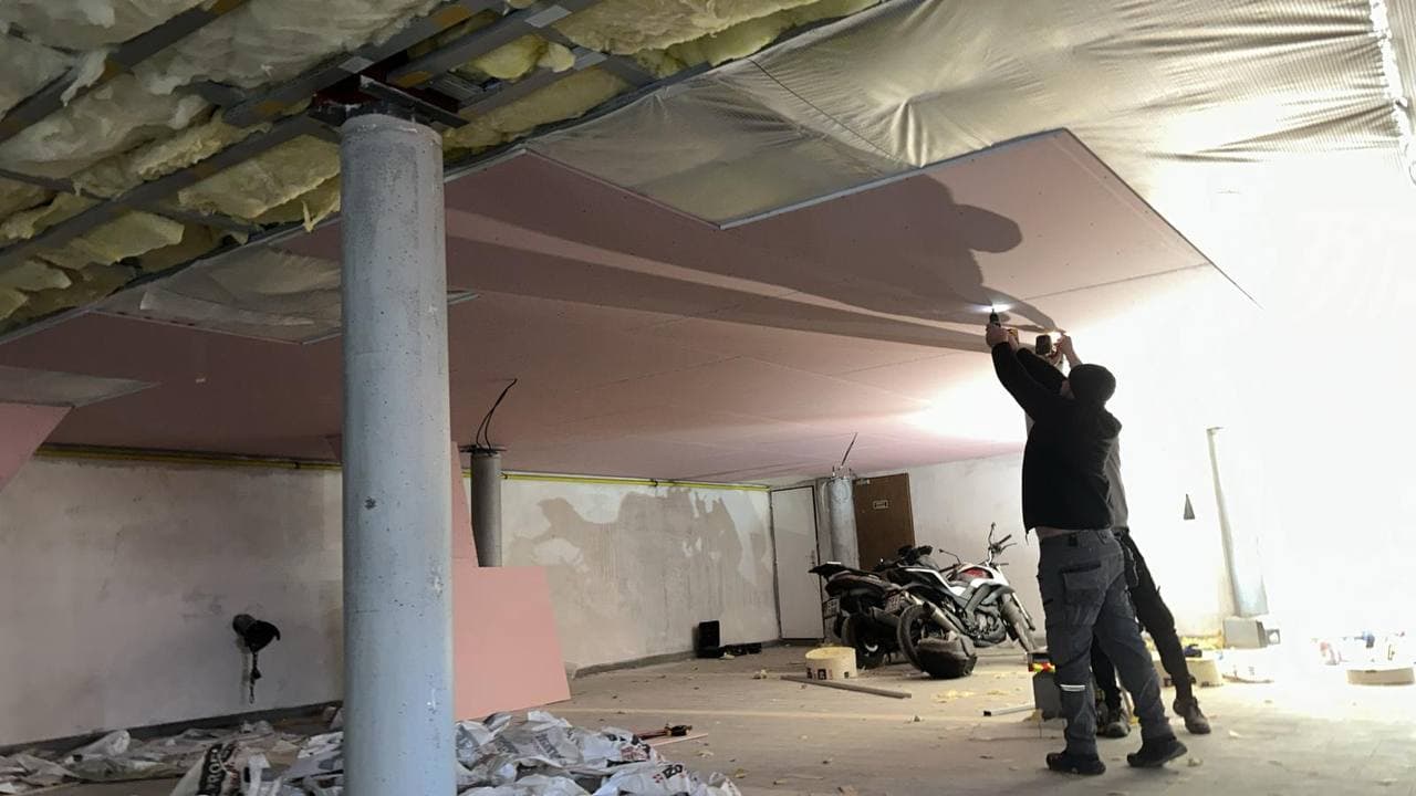 Opravy stropu podzemních garáží během rekonstrukce.