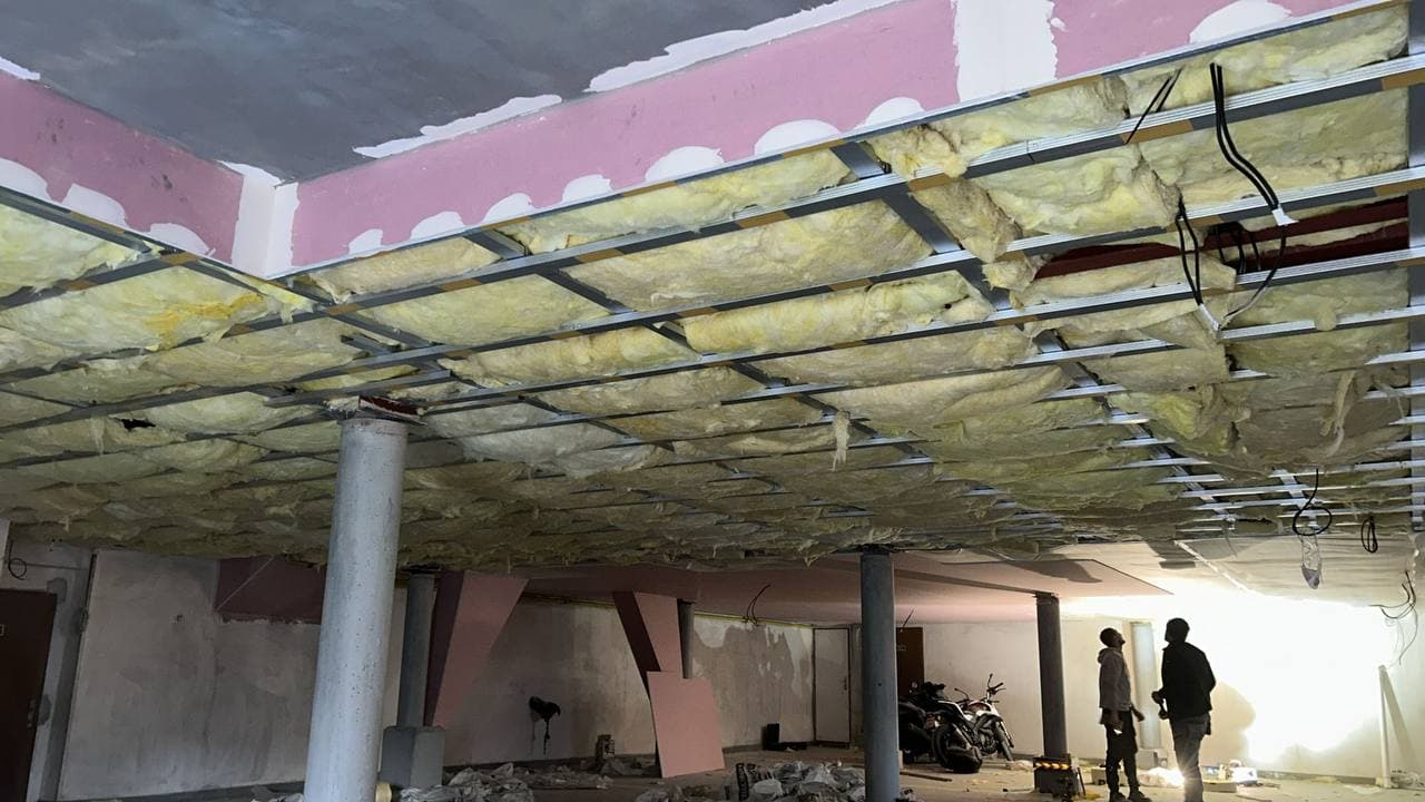 Odkrytá stropní konstrukce garáží před dokončením.