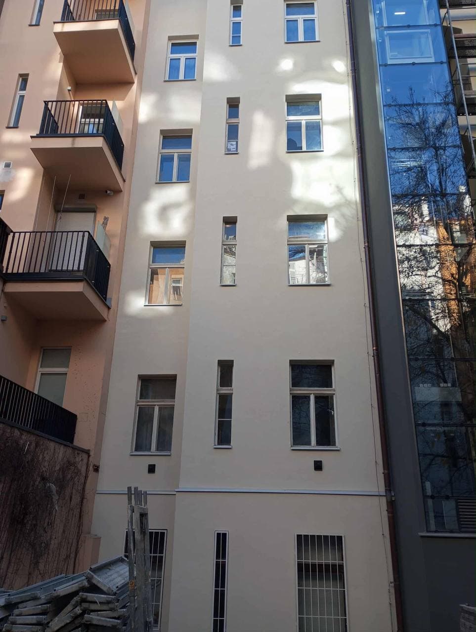 Dokončený povrch dvorní fasády kolem oken.